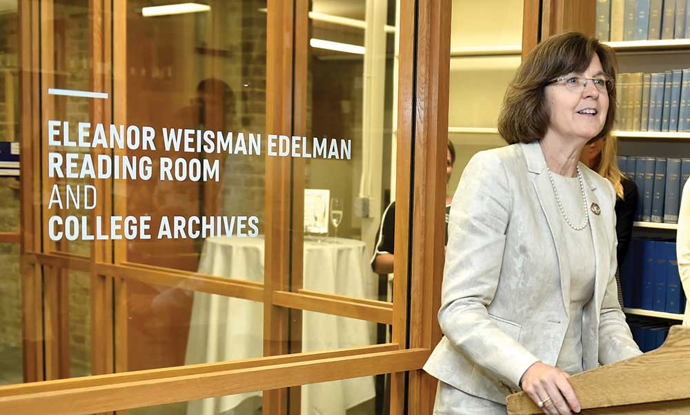 贾德总统在埃莉诺·魏斯曼·埃德尔曼阅览室和大学档案馆的奉献仪式上发表讲话