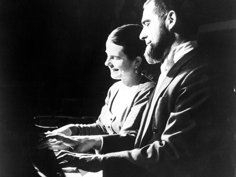 两个人弹钢琴的黑白照片