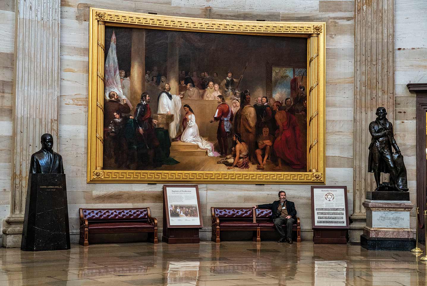 安德鲁·利希滕斯坦(Andrew Lichtenstein)于1988年在美国国会大厦圆形大厅里，在特朗普总统被弹劾的当晚，坐在《波卡洪塔斯的洗礼》(Baptism of Pocahontas)油画下，坐在小马丁·路德·金(Martin Luther King, Jr.)和托马斯·杰斐逊(Thomas Jefferson)总统的半身像之间。