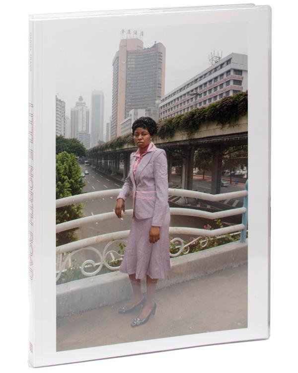 书的封面，女人站在城市的背景
