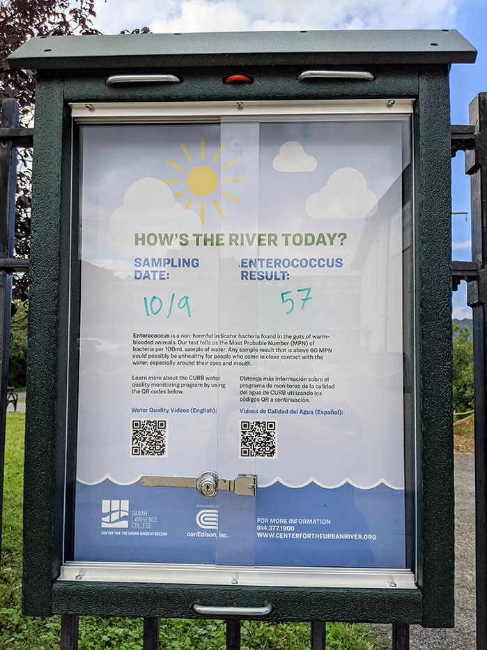 哈伯肖公园入口处的标志详细说明了哈德逊河的情况