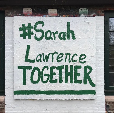 墙上画着#莎拉·劳伦斯在一起