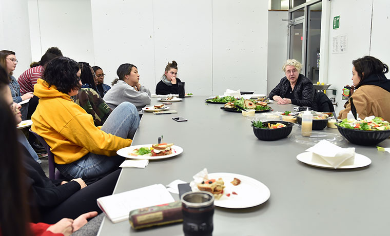玛莎·罗斯勒（Martha Rosler）与莎拉·劳伦斯大学（Sarah Lawrence College）的学生晚餐