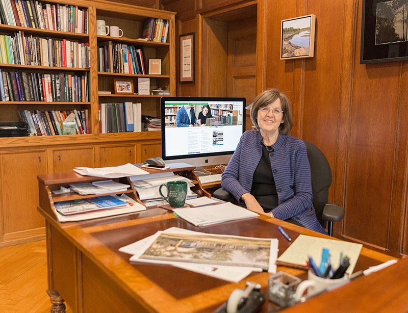 克里斯尔·柯林斯·贾德总统坐在她的办公桌前