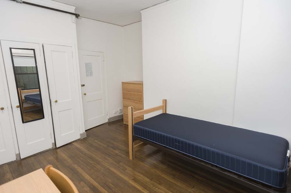Slonim House宿舍客房配有床和衣柜