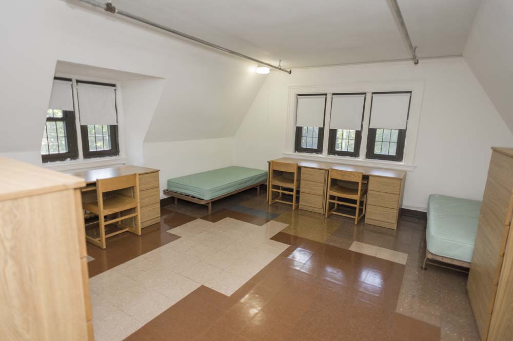 Westlands Hall宿舍宿舍，带床和有椅子的几桌